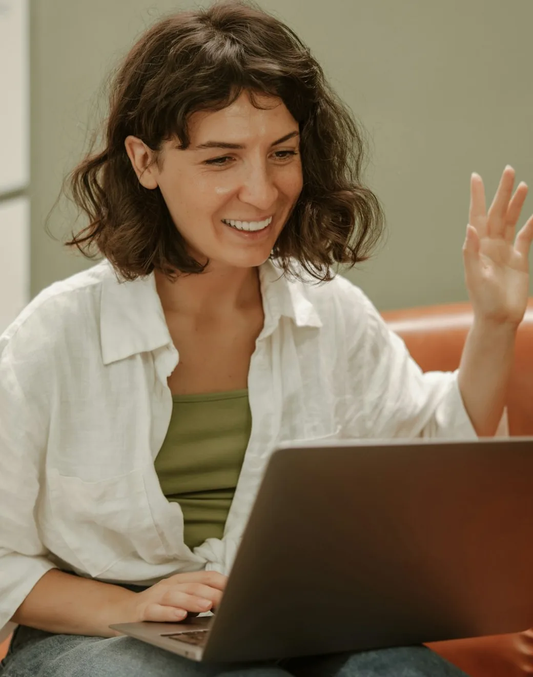 Coach im Videogespräch mit einer Kundin am Laptop
